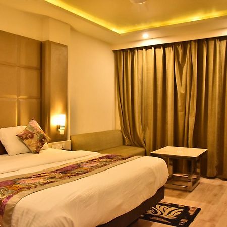 Hotel Deep Канпур Екстериор снимка