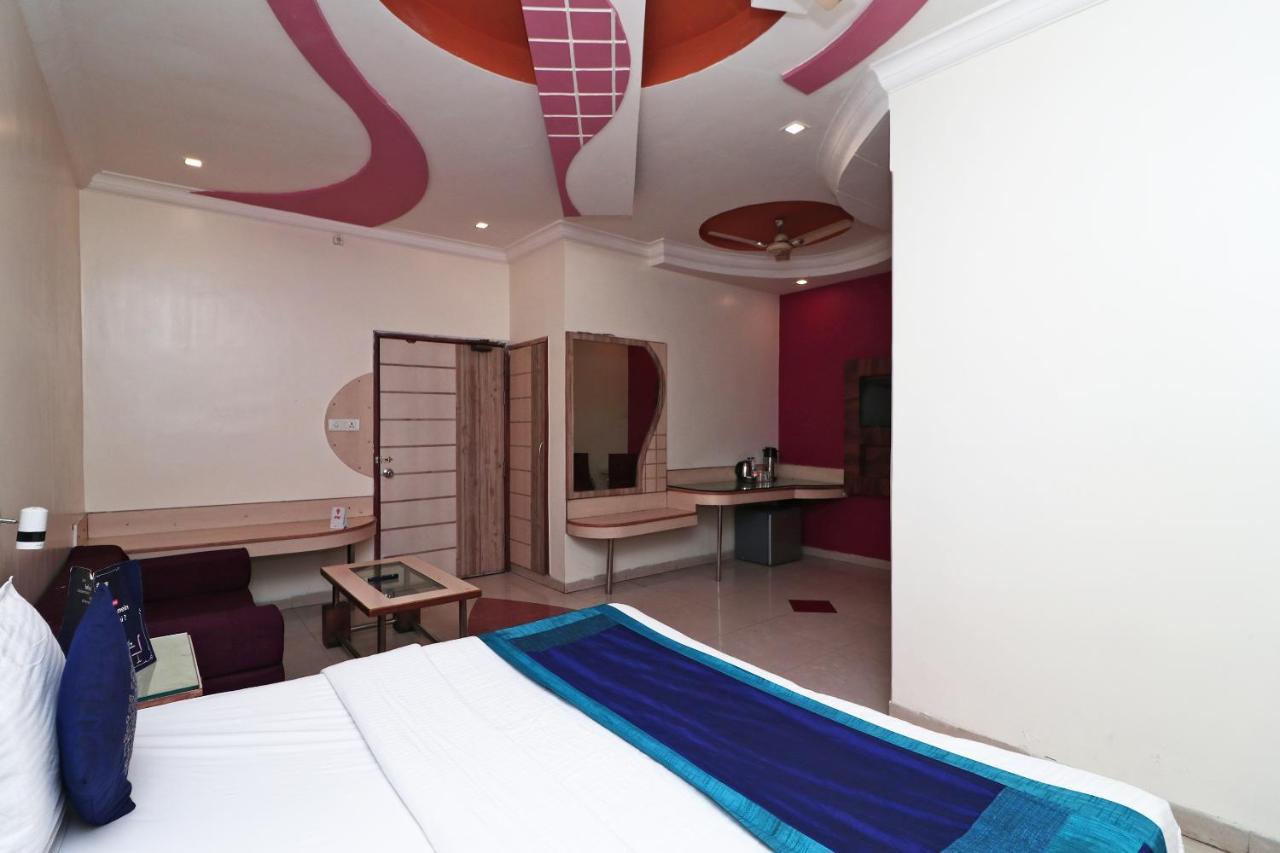 Hotel Deep Канпур Екстериор снимка