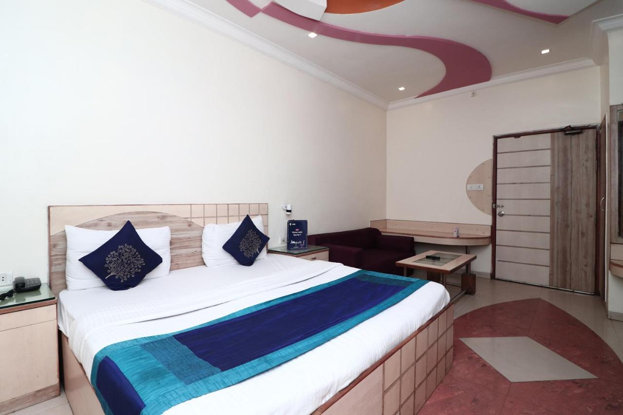 Hotel Deep Канпур Екстериор снимка