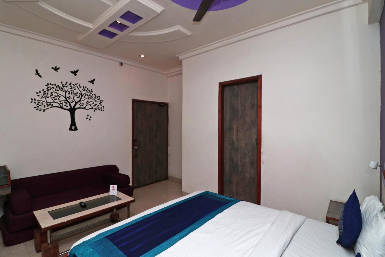 Hotel Deep Канпур Екстериор снимка