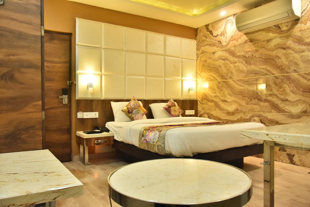 Hotel Deep Канпур Екстериор снимка