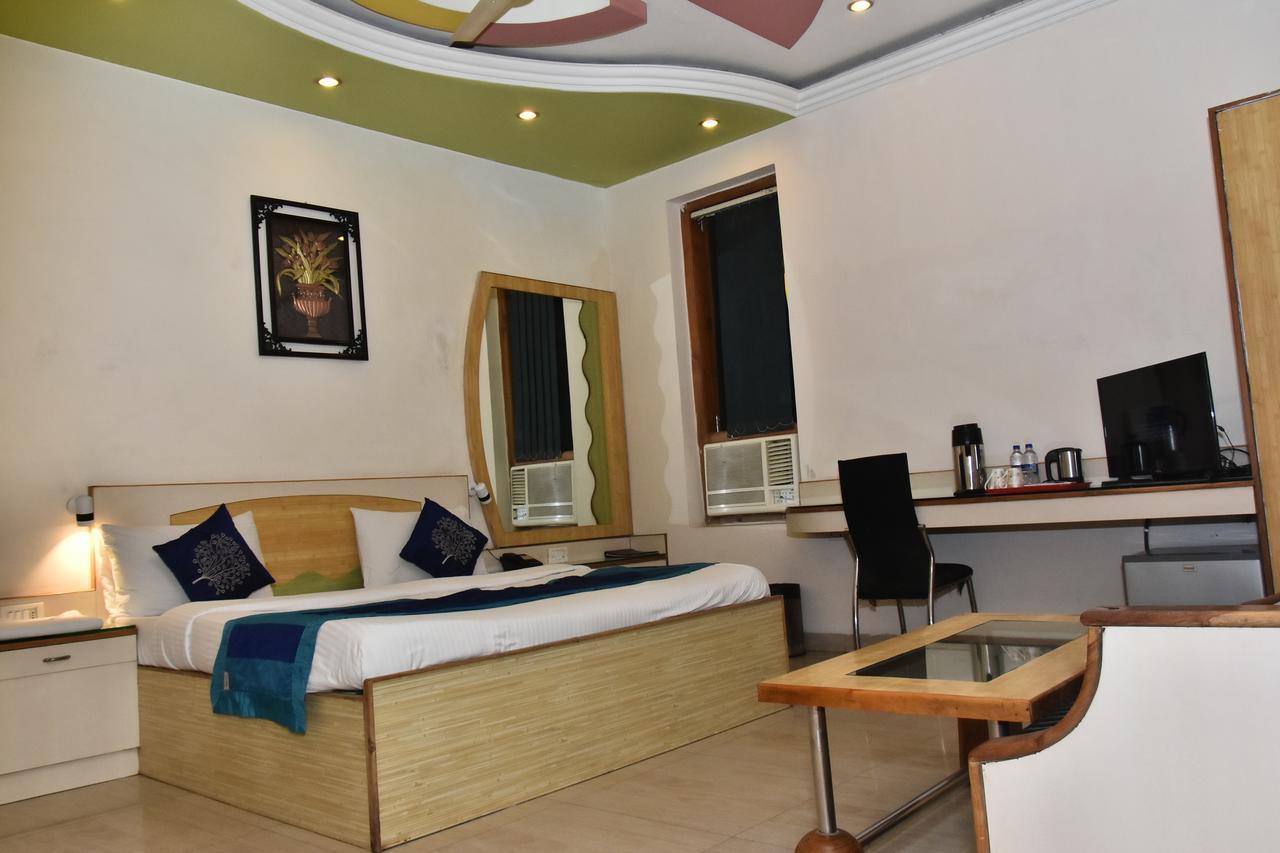Hotel Deep Канпур Екстериор снимка