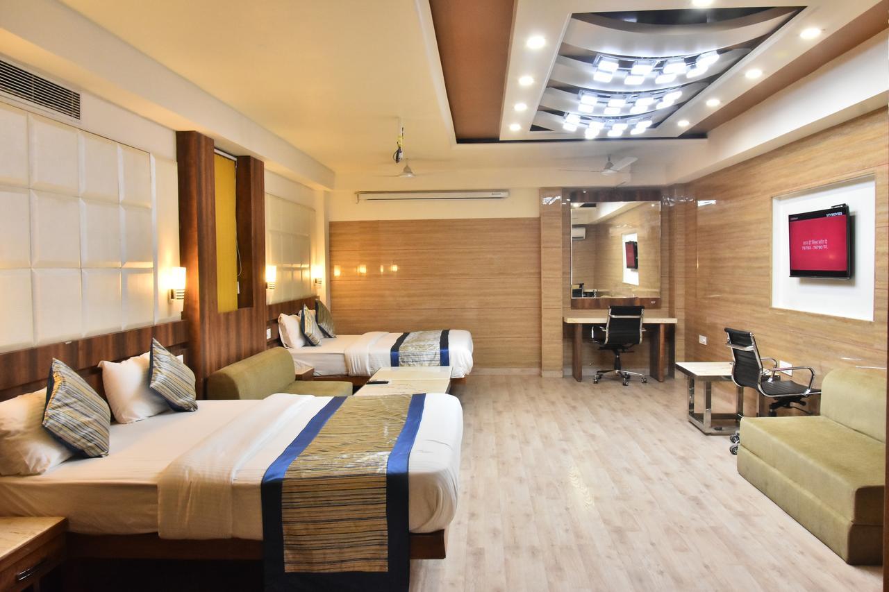 Hotel Deep Канпур Екстериор снимка