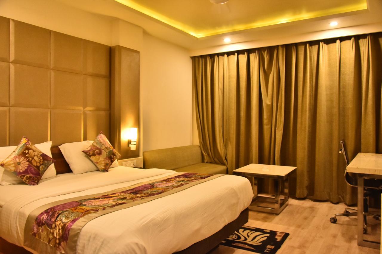 Hotel Deep Канпур Екстериор снимка