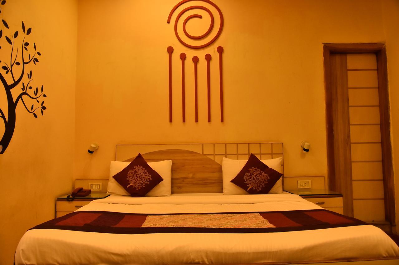 Hotel Deep Канпур Екстериор снимка