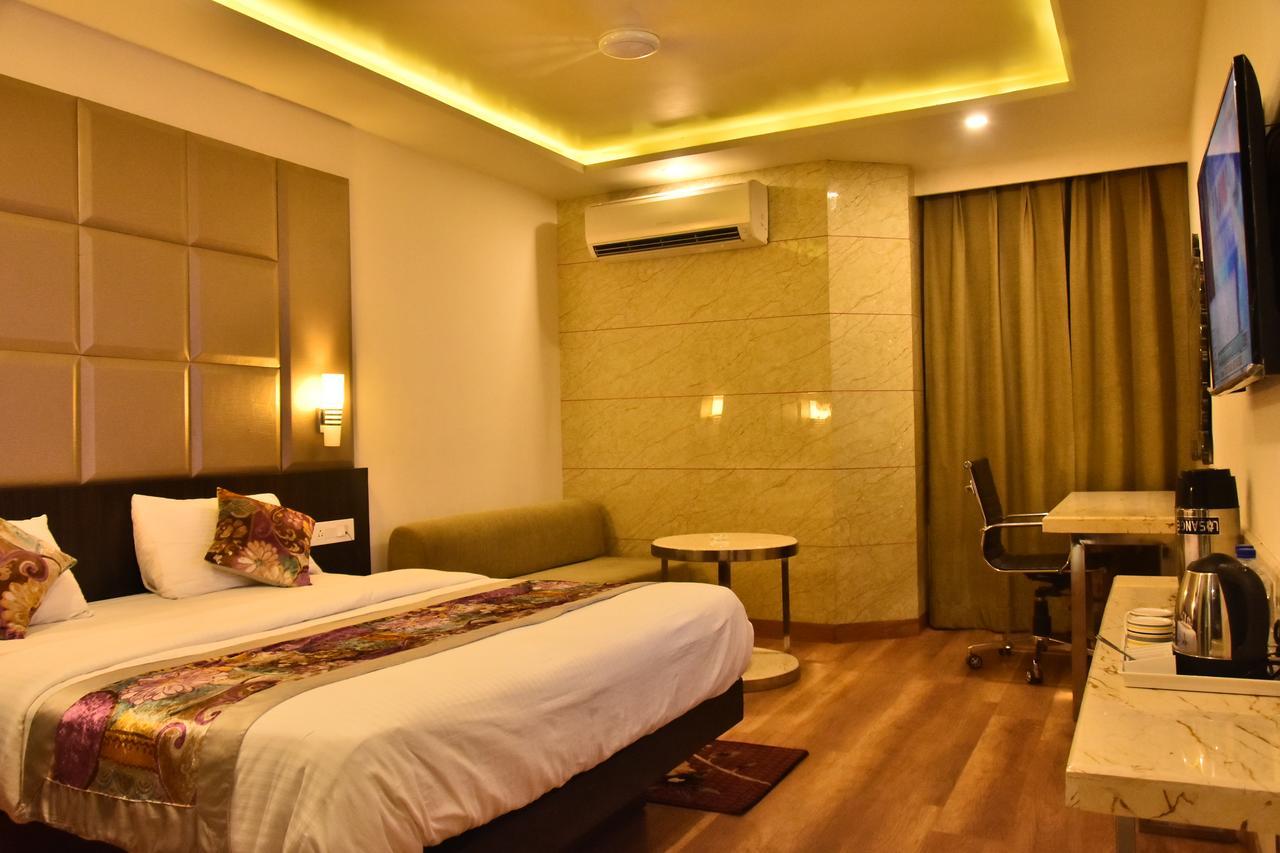 Hotel Deep Канпур Екстериор снимка