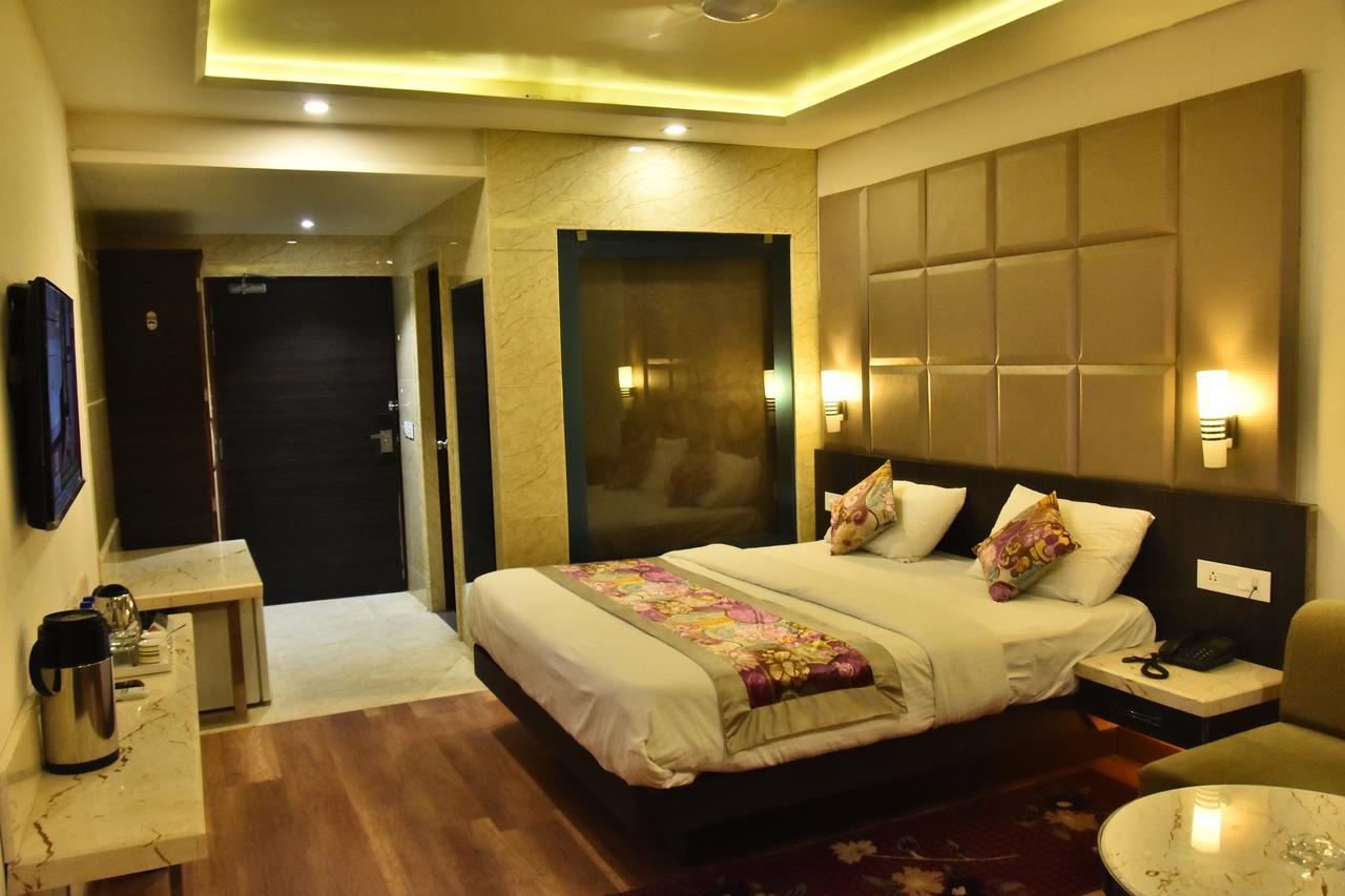 Hotel Deep Канпур Екстериор снимка