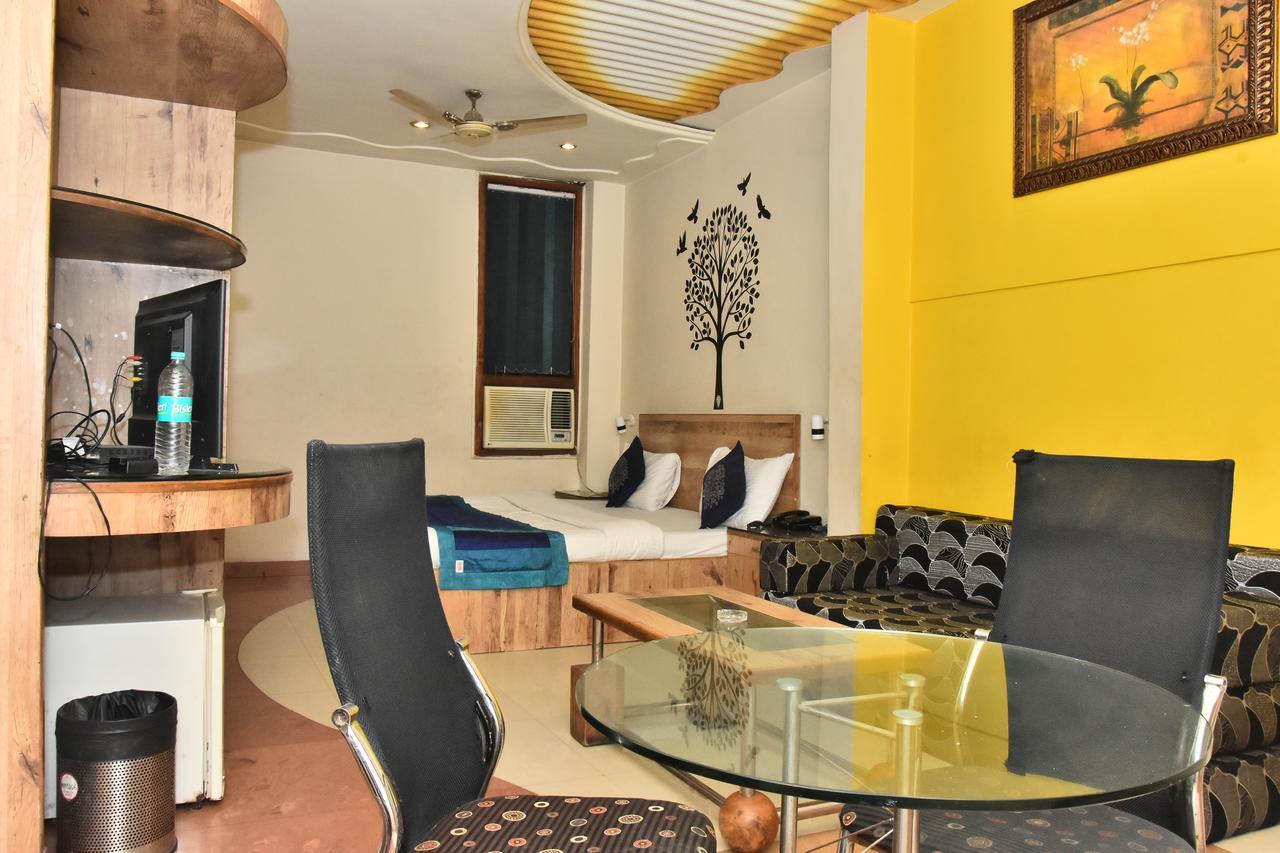 Hotel Deep Канпур Екстериор снимка