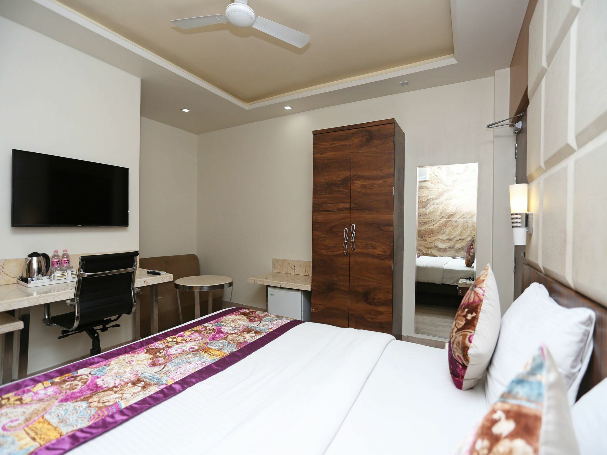 Hotel Deep Канпур Екстериор снимка