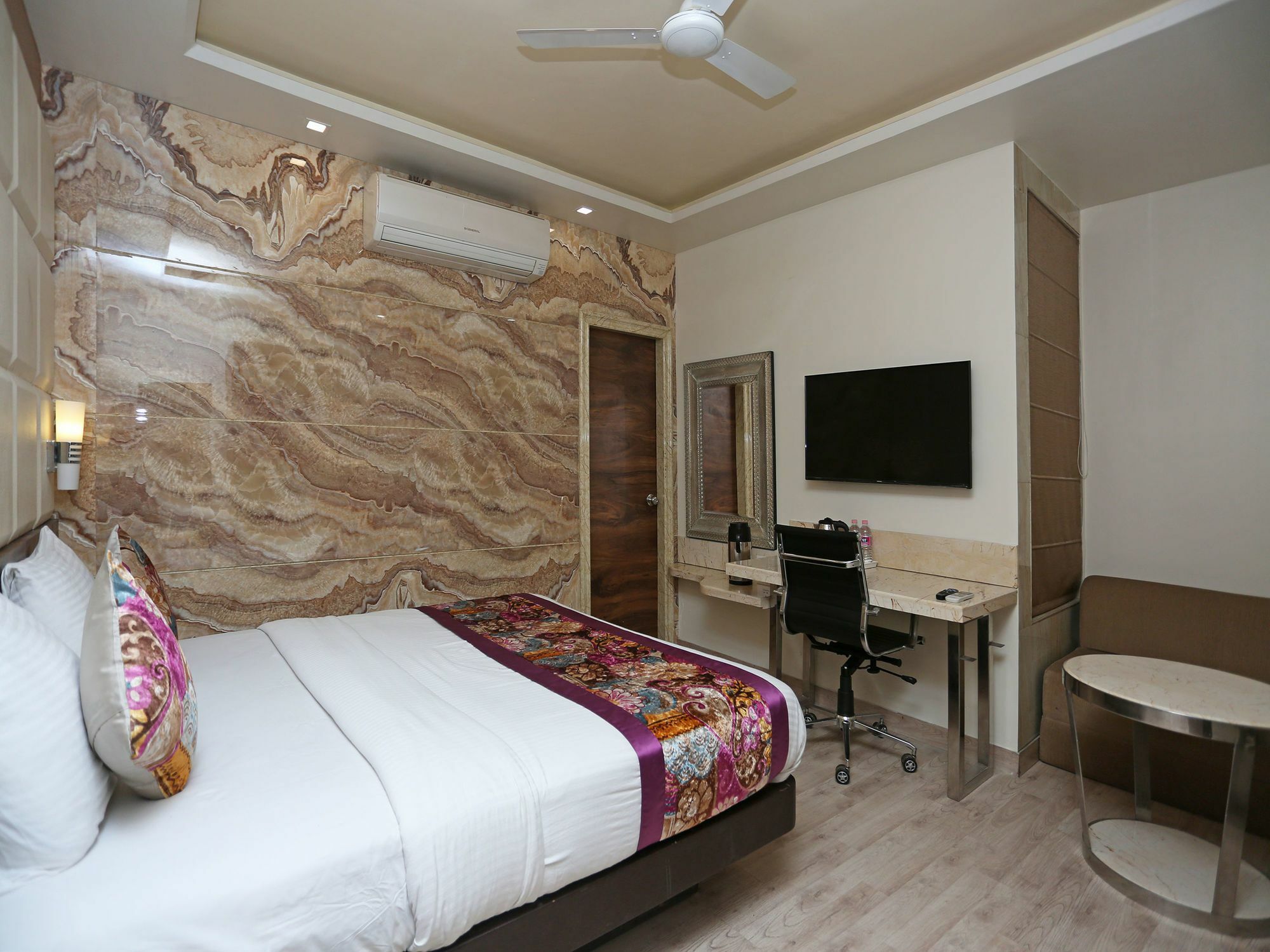 Hotel Deep Канпур Екстериор снимка