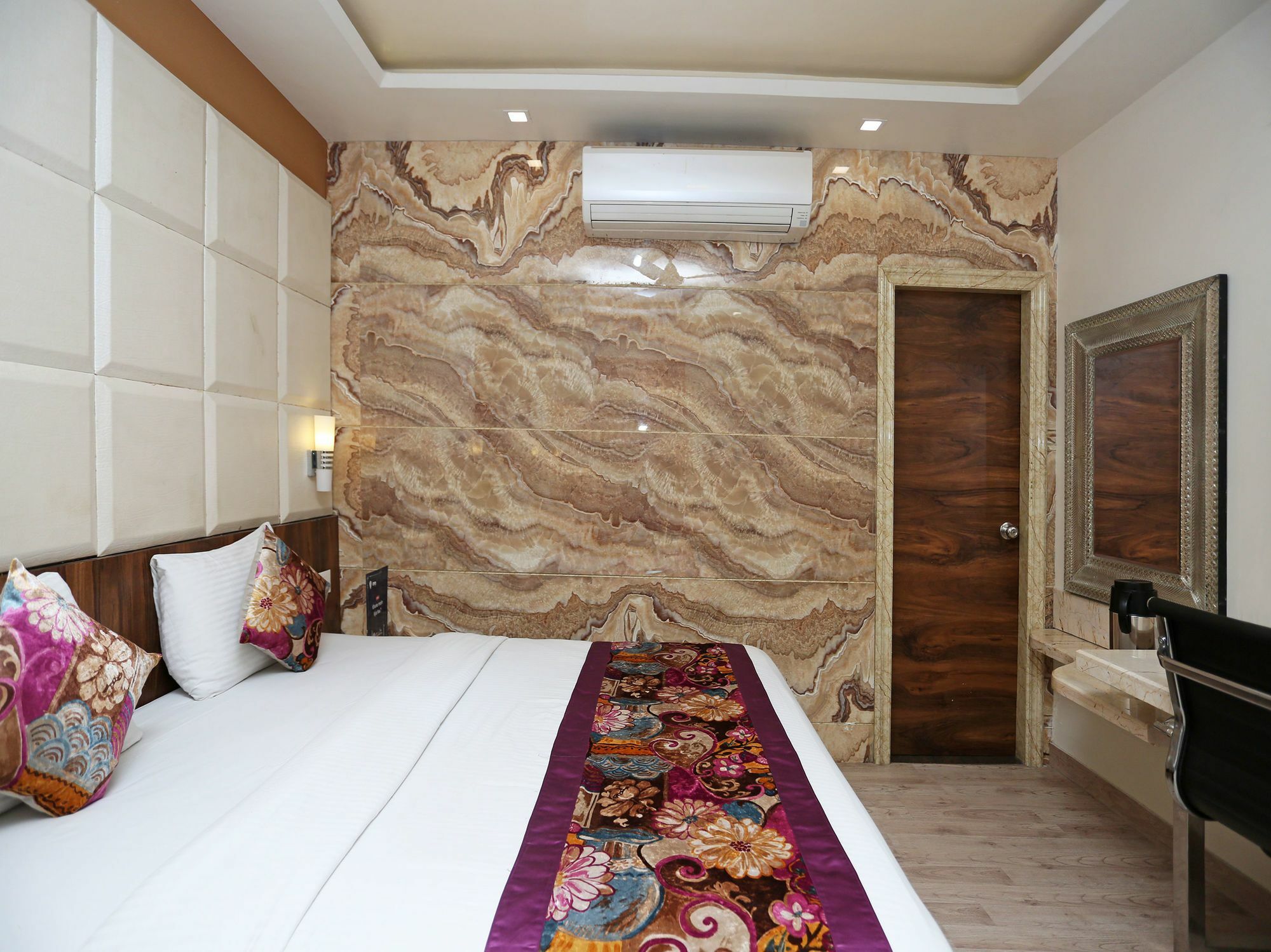 Hotel Deep Канпур Екстериор снимка
