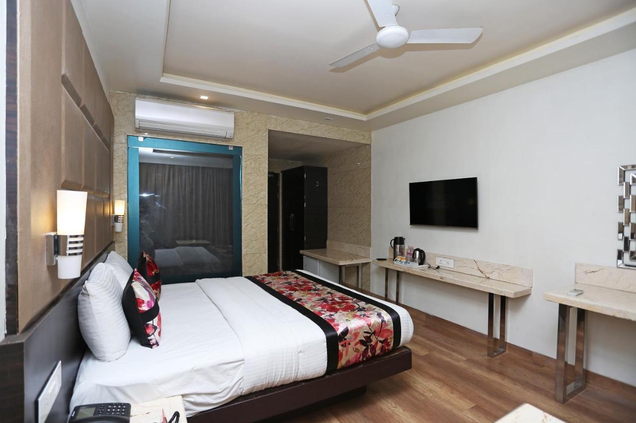 Hotel Deep Канпур Екстериор снимка